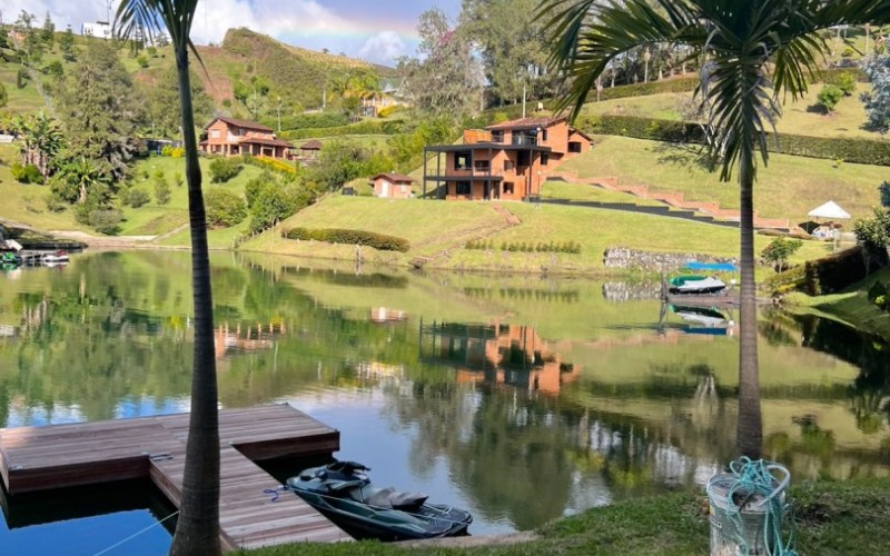Casa Finca en El Peñol lista para habitar con Ingreso al Embalse