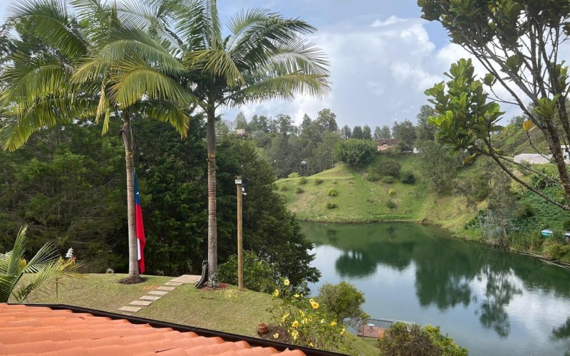 Casa Finca en El Peñol lista para habitar con Ingreso al Embalse