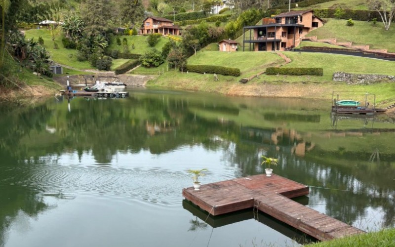 Casa Finca en El Peñol lista para habitar con Ingreso al Embalse