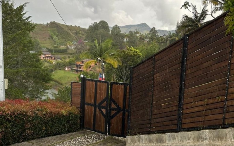Casa Finca en El Peñol lista para habitar con Ingreso al Embalse