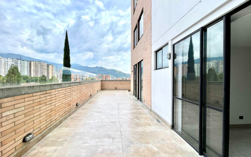 Apartamento con terraza y vista verde en Envigado – Esmeraldal exclusivo