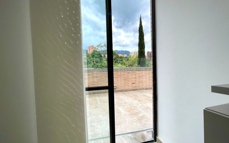 Apartamento con terraza y vista verde en Envigado – Esmeraldal exclusivo