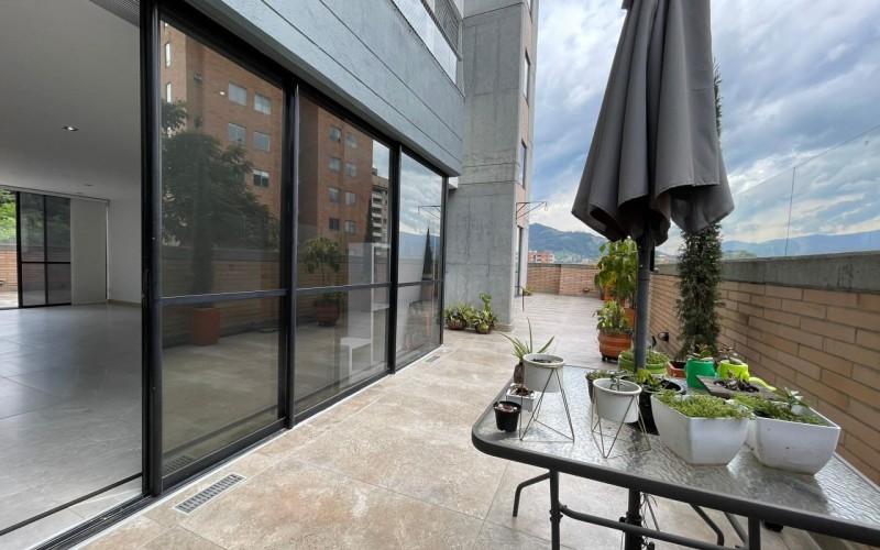 Apartamento con terraza y vista verde en Envigado – Esmeraldal exclusivo
