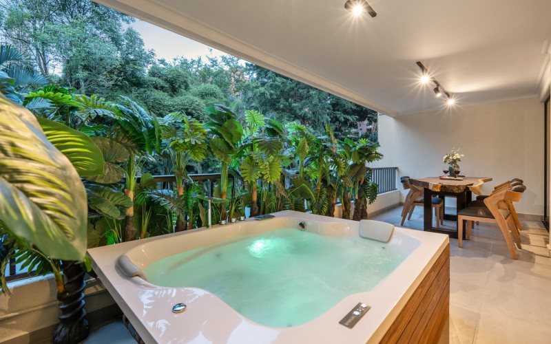 Luxury El Poblado Apartment with Jacuzzi near Provenza