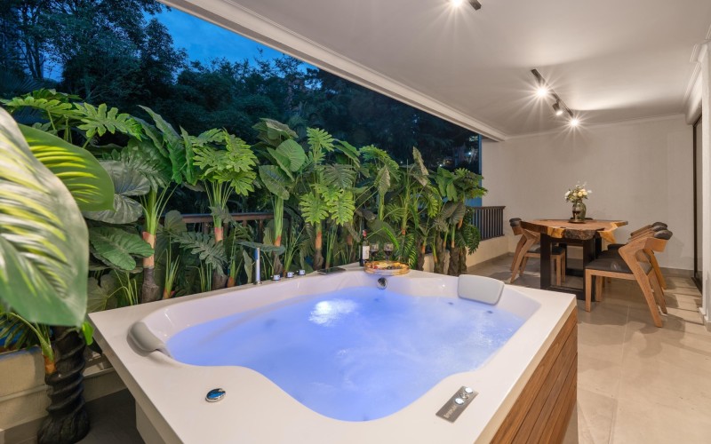 Luxury El Poblado Apartment with Jacuzzi near Provenza