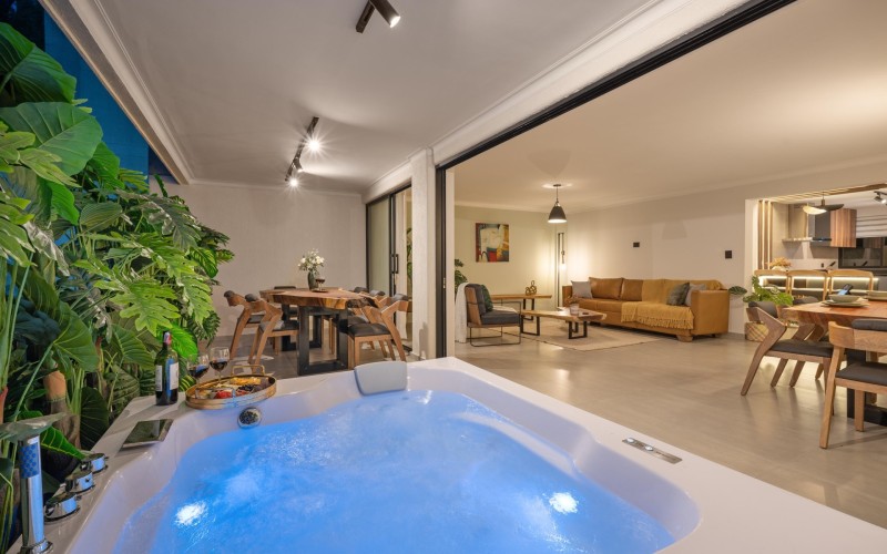 Luxury El Poblado Apartment with Jacuzzi near Provenza