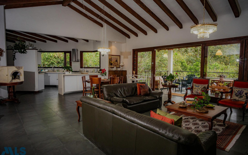Casa en El Retiro en V. Villa Elena