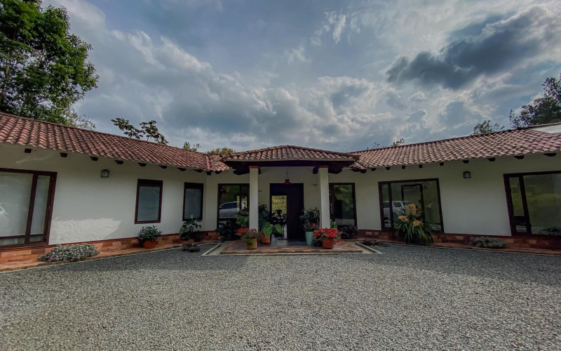 Casa en El Retiro en V. Villa Elena