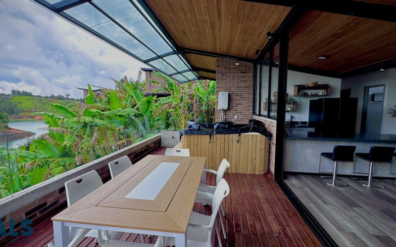 Casa en El Peñol en V. La Piedra