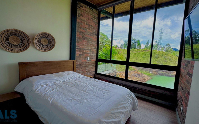 Casa en El Peñol en V. La Piedra