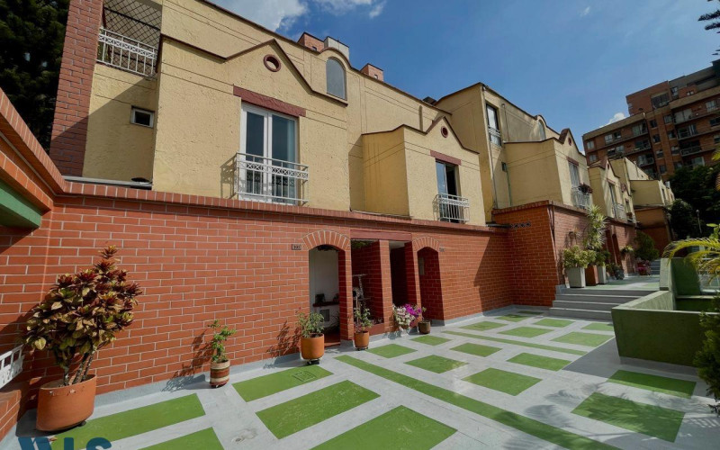 Casa en Envigado en Loma del Barro