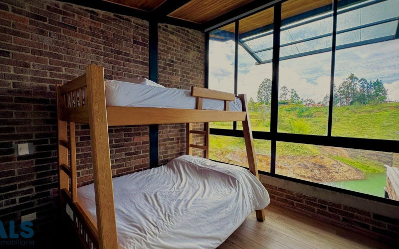 Casa en El Peñol en V. La Piedra