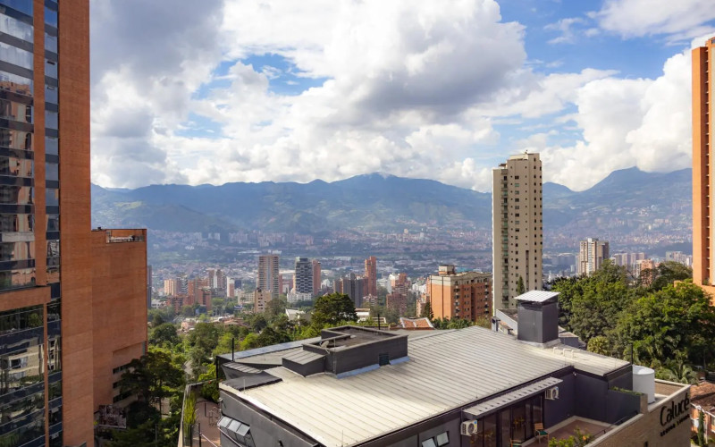 Prime-Zone Apartment with Open City Views Next to El Tesoro Mall