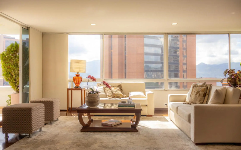 Prime-Zone Apartment with Open City Views Next to El Tesoro Mall
