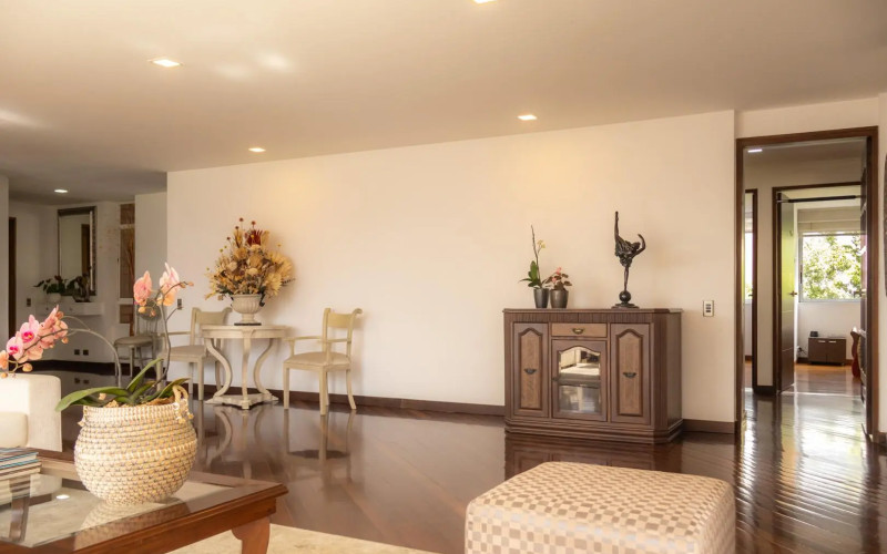 Prime-Zone Apartment with Open City Views Next to El Tesoro Mall