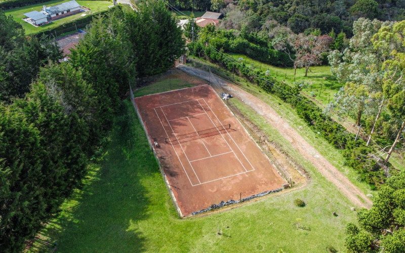 Exclusive Estate in Santa Elena: Private Tennis Court, 6,417 m² Lot & Secure Living.