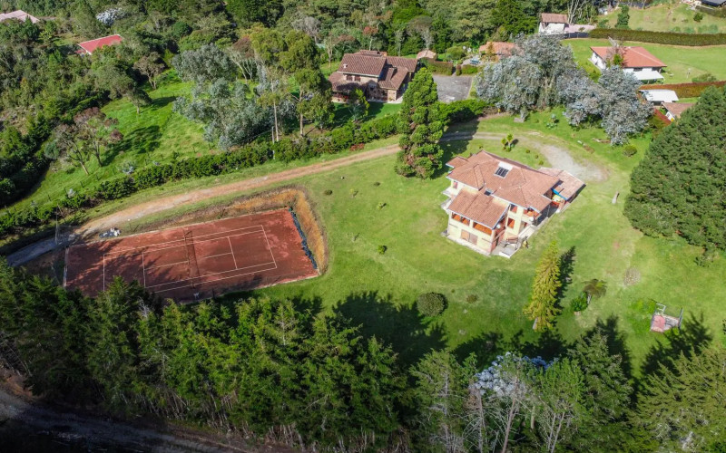 Exclusive Estate in Santa Elena: Private Tennis Court, 6,417 m² Lot & Secure Living.