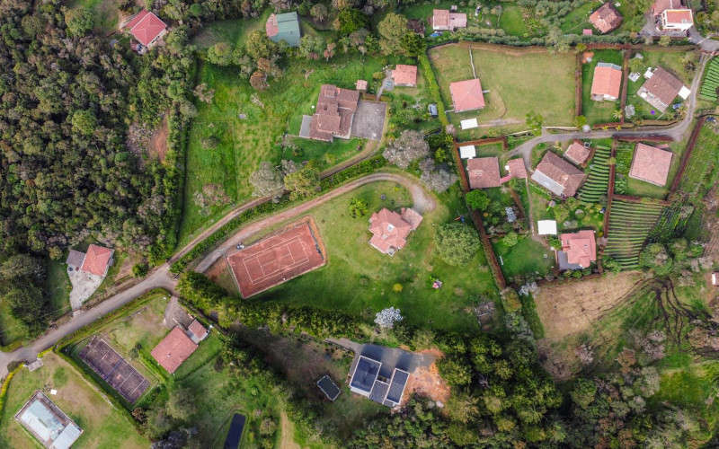 Exclusive Estate in Santa Elena: Private Tennis Court, 6,417 m² Lot & Secure Living.