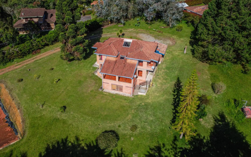 Exclusive Estate in Santa Elena: Private Tennis Court, 6,417 m² Lot & Secure Living.