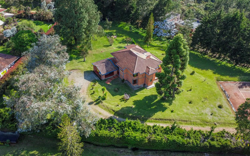 Exclusive Estate in Santa Elena: Private Tennis Court, 6,417 m² Lot & Secure Living.