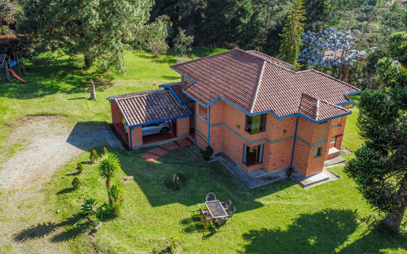 Exclusive Estate in Santa Elena: Private Tennis Court, 6,417 m² Lot & Secure Living.