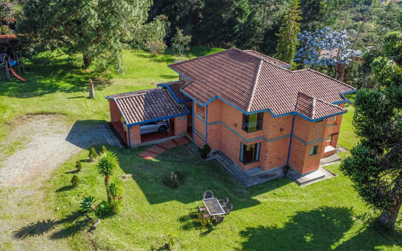 Exclusive Estate in Santa Elena: Private Tennis Court, 6,417 m² Lot & Secure Living.