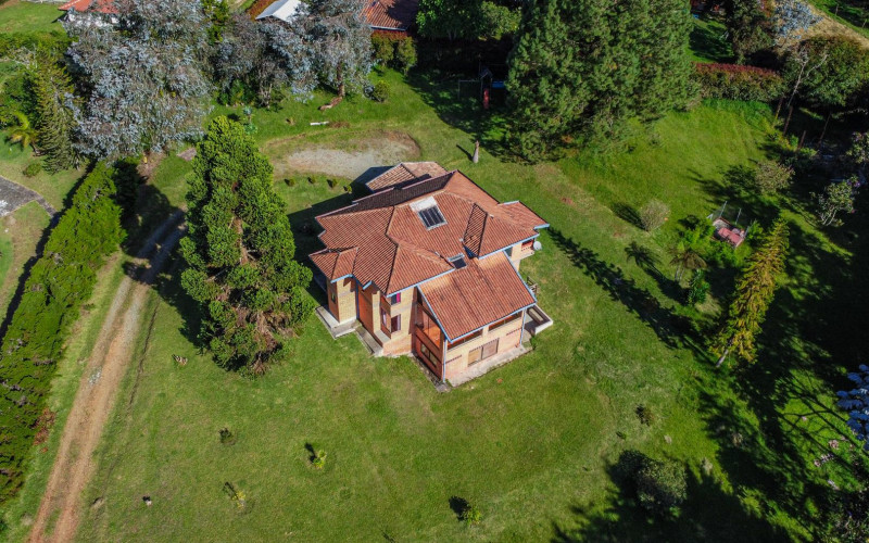 Exclusive Estate in Santa Elena: Private Tennis Court, 6,417 m² Lot & Secure Living.