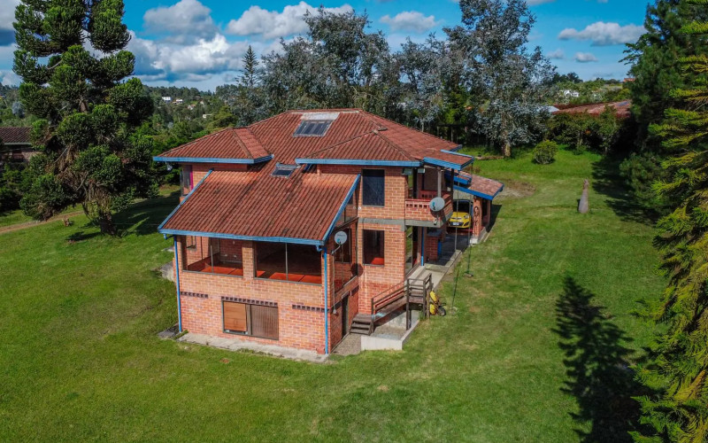 Exclusive Estate in Santa Elena: Private Tennis Court, 6,417 m² Lot & Secure Living.