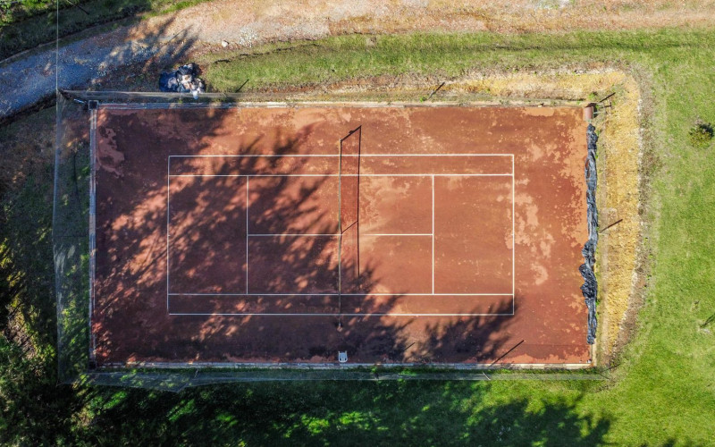 Exclusive Estate in Santa Elena: Private Tennis Court, 6,417 m² Lot & Secure Living.