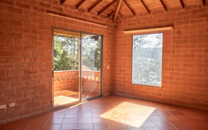 Exclusive Estate in Santa Elena: Private Tennis Court, 6,417 m² Lot & Secure Living.
