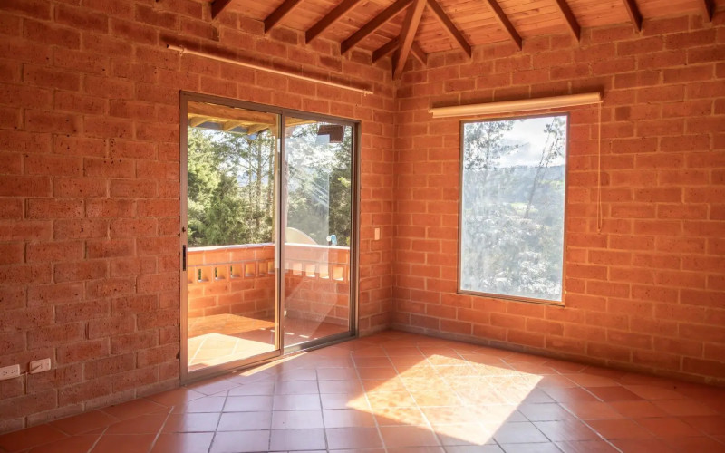 Exclusive Estate in Santa Elena: Private Tennis Court, 6,417 m² Lot & Secure Living.