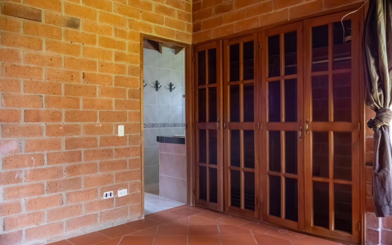 Exclusive Estate in Santa Elena: Private Tennis Court, 6,417 m² Lot & Secure Living.