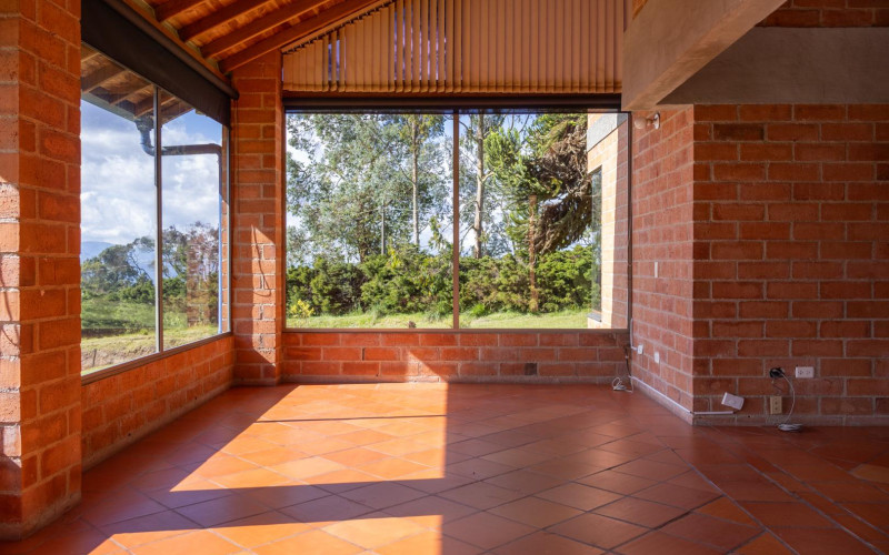 Exclusive Estate in Santa Elena: Private Tennis Court, 6,417 m² Lot & Secure Living.