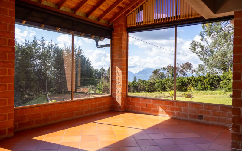 Exclusive Estate in Santa Elena: Private Tennis Court, 6,417 m² Lot & Secure Living.