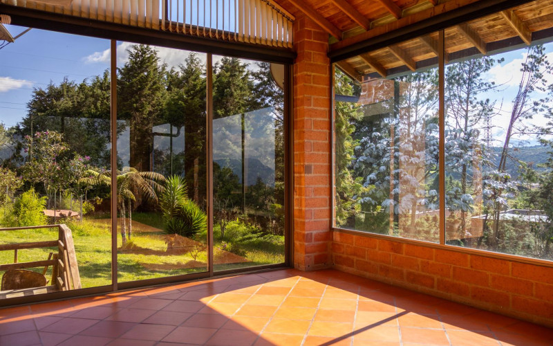 Exclusive Estate in Santa Elena: Private Tennis Court, 6,417 m² Lot & Secure Living.
