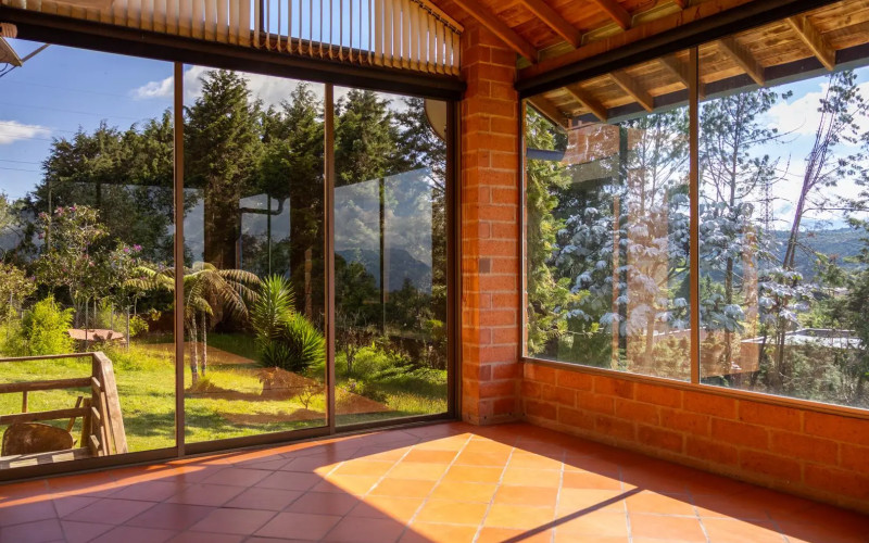 Exclusive Estate in Santa Elena: Private Tennis Court, 6,417 m² Lot & Secure Living.