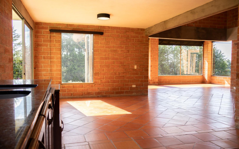 Exclusive Estate in Santa Elena: Private Tennis Court, 6,417 m² Lot & Secure Living.