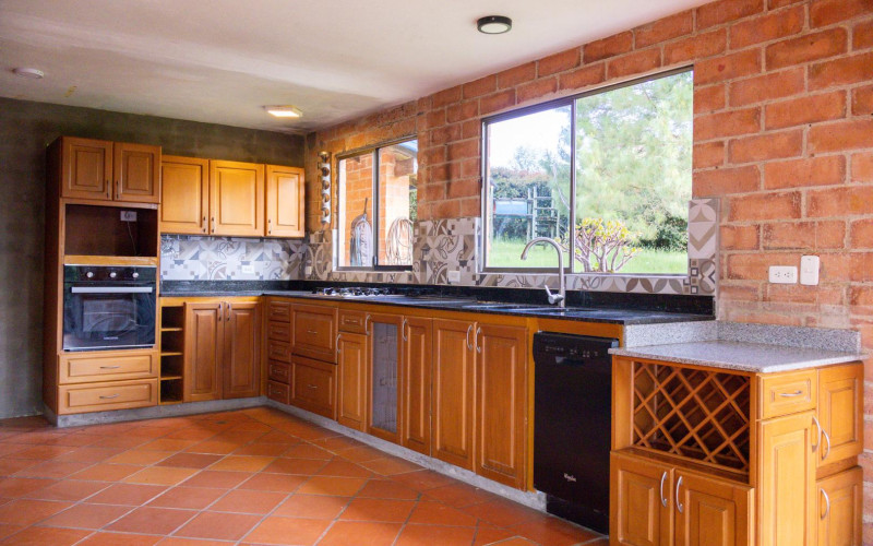 Exclusive Estate in Santa Elena: Private Tennis Court, 6,417 m² Lot & Secure Living.