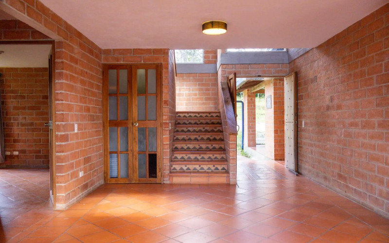 Exclusive Estate in Santa Elena: Private Tennis Court, 6,417 m² Lot & Secure Living.