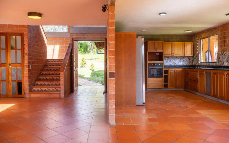 Exclusive Estate in Santa Elena: Private Tennis Court, 6,417 m² Lot & Secure Living.