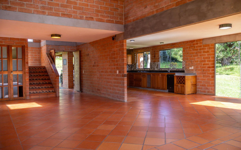 Exclusive Estate in Santa Elena: Private Tennis Court, 6,417 m² Lot & Secure Living.