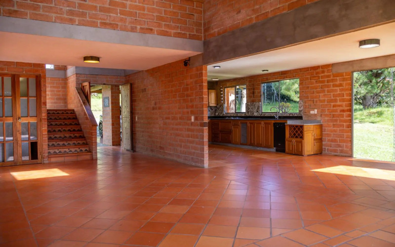 Exclusive Estate in Santa Elena: Private Tennis Court, 6,417 m² Lot & Secure Living.