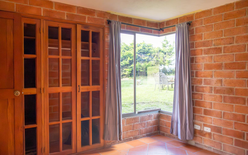 Exclusive Estate in Santa Elena: Private Tennis Court, 6,417 m² Lot & Secure Living.