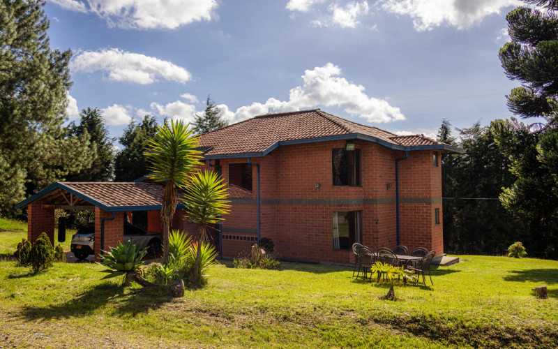 Exclusive Estate in Santa Elena: Private Tennis Court, 6,417 m² Lot & Secure Living.