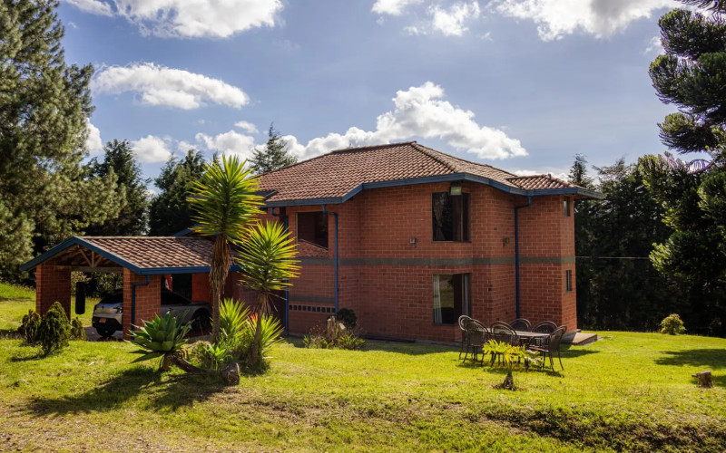 Exclusive Estate in Santa Elena: Private Tennis Court, 6,417 m² Lot & Secure Living.