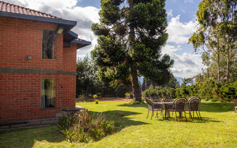 Exclusive Estate in Santa Elena: Private Tennis Court, 6,417 m² Lot & Secure Living.