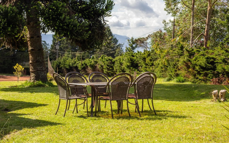 Exclusive Estate in Santa Elena: Private Tennis Court, 6,417 m² Lot & Secure Living.