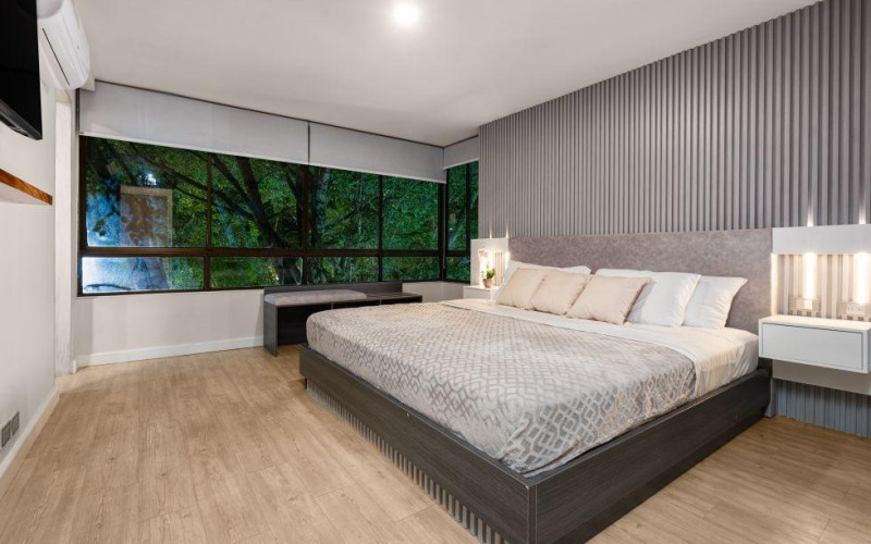 Modern Renovated Apartment Near Provenza