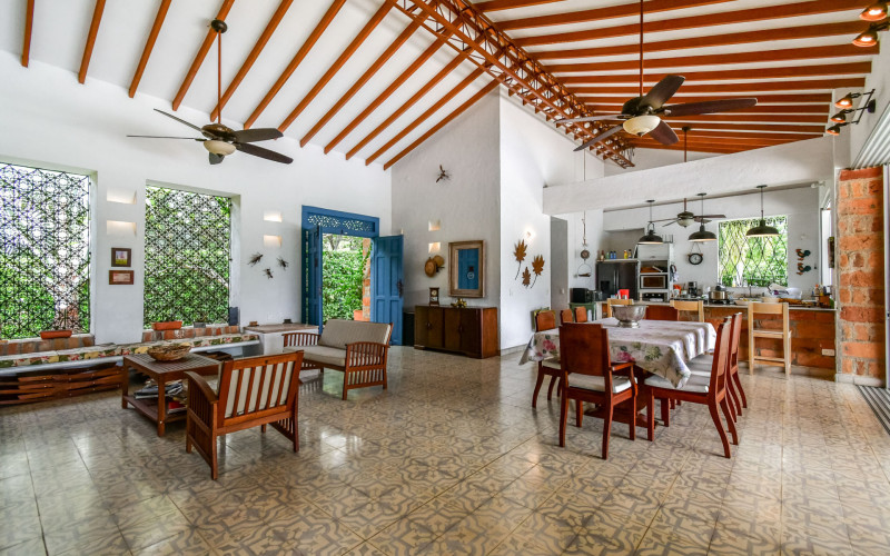 Tropical Sanctuary: A Private Family Retreat in Sopetrán