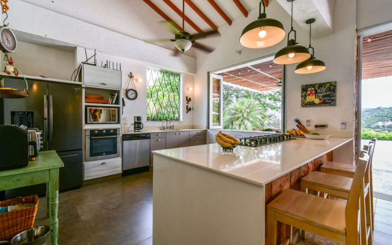 Tropical Sanctuary: A Private Family Retreat in Sopetrán